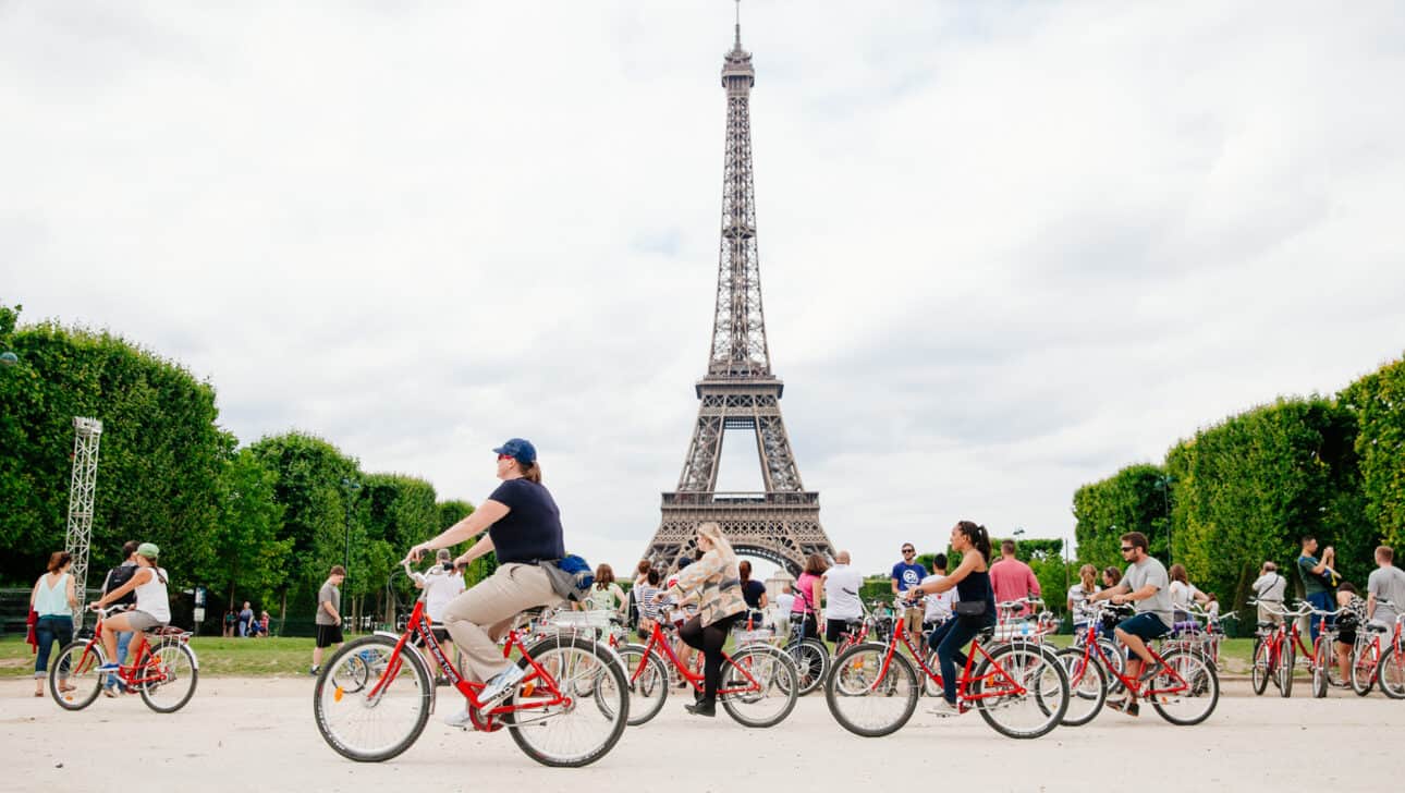 bicycles in fron of Eiffel Tower